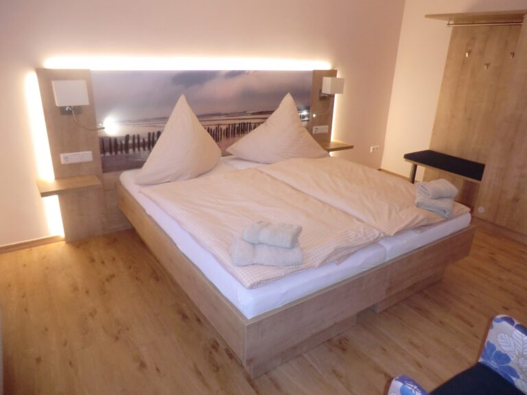 Doppelzimmer mit Meerblick, gemütliche Einrichtung, ideal für Urlaub in Brak, Nordsee, entspannen, k.
