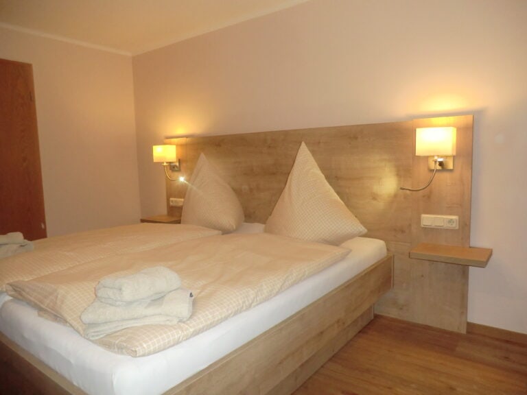 Gemütliches Schlafzimmer mit Doppelbett, ideal für Ihren Urlaub in Brake.