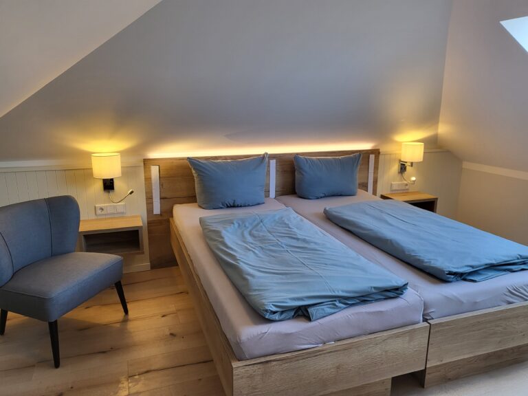 Schlafzimmer mit Doppelbett, bequemer Leseecke, ideal für Ferienwohnungen in Brake.