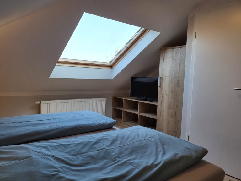 Ferienwohnung in Brake mit Dachfenster, modernem Interieur und komfortabler Ausstattung. Perfekt für.