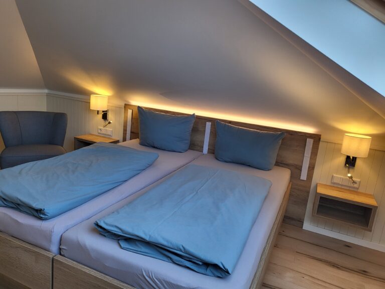 Schlafzimmer in Ferienwohnung Brak mit Doppelbett und gemütlicher Atmosphäre.