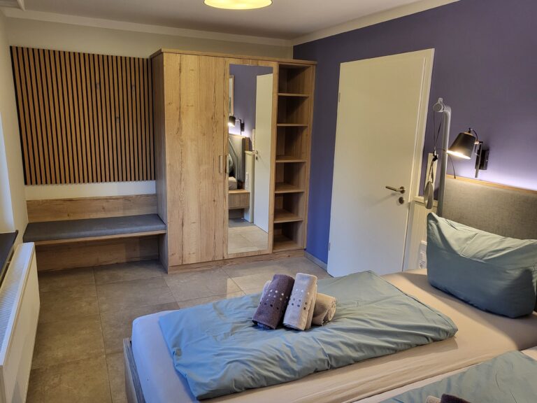 Schlafzimmer in Ferienwohnung Brak mit modernem Design und komfortabler Ausstattung.