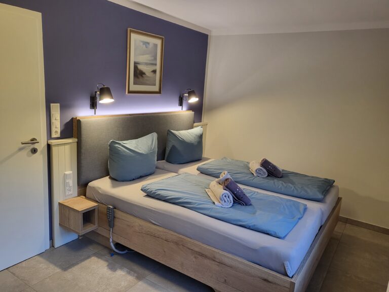 Doppelzimmer mit bequemen Betten, moderner Ausstattung und gemütlicher Atmosphäre in Brake.