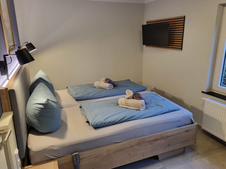 Gemütliches Schlafzimmer mit Doppelbett, perfekt für einen erholsamen Aufenthalt in der Ferienwohnun.