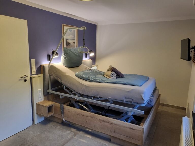 Barrierefreies Schlafzimmer mit Pflegebett in Ferienwohnung in Brake, Nordsee, komfortabel und gut a.