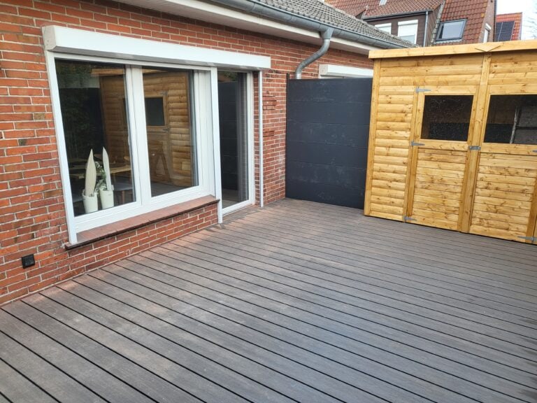 Terrasse vor dem Ferienhaus in Brake, ideal für Entspannung im Freien.