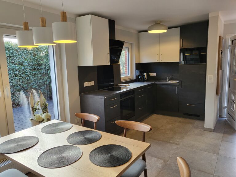 Zeitgemäße Ferienwohnung mit moderner Küche und Essbereich in Brake.