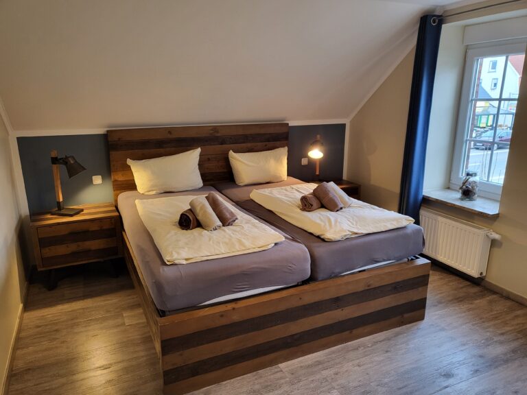 Schlafzimmer in Ferienwohnung Brake mit Doppelbett und gemütlicher Atmosphäre.