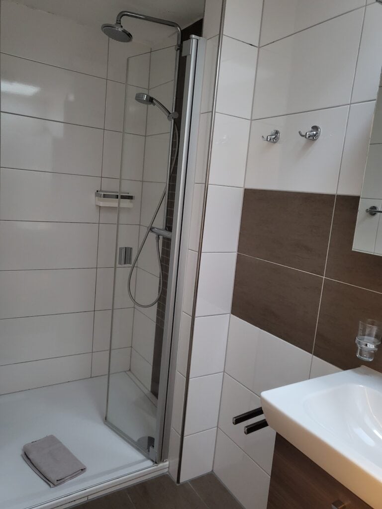 Ferienwohnung Badezimmer mit Dusche, Waschbecken und moderner Ausstattung in Brak.