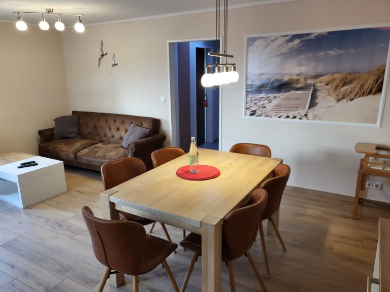 Gemütliche Ferienwohnung in Brak mit modernem Essbereich und Blick auf die Nordsee. Perfekt für eine.