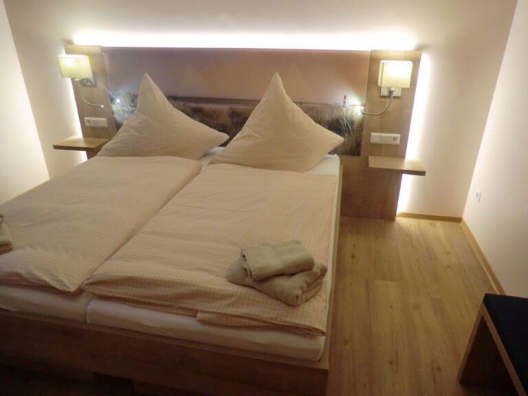 Gemütliches Doppelzimmer mit modernen Betten, ideal für einen erholsamen Aufenthalt in Brake.