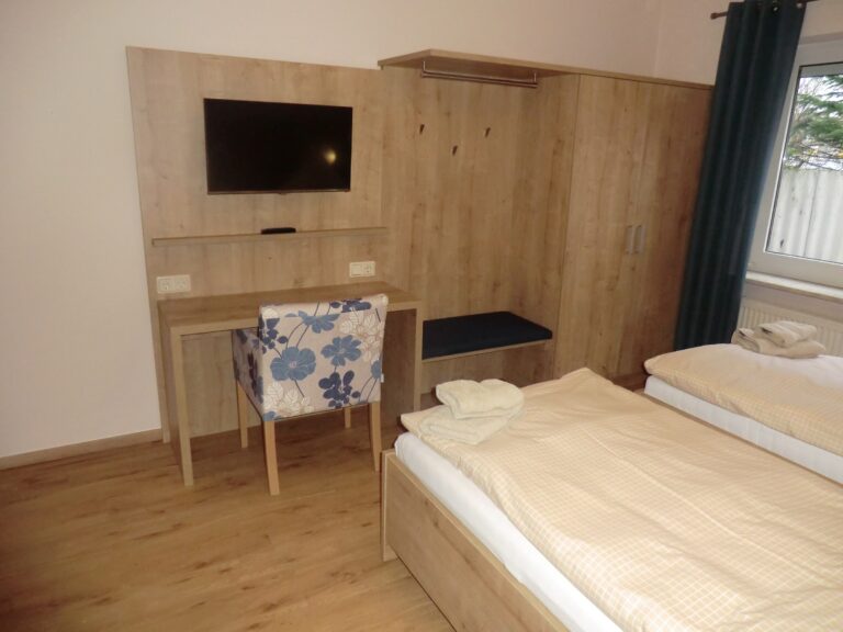 Ferienwohnung Brake mit komfortabler Ausstattung und TV, ideal für einen entspannten Aufenthalt.