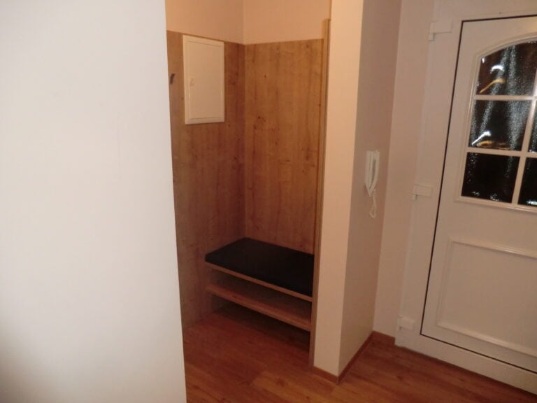 Innenansicht einer Ferienwohnung in Brake mit Eingangsbereich und Sitzbank.