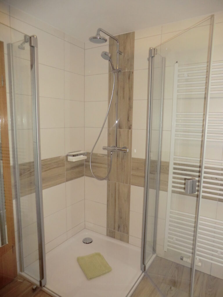 Badezimmer mit Dusche in Ferienwohnung in Brake, Nordsee.