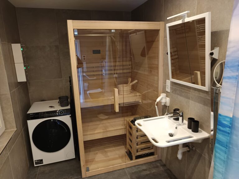 Sauna in Ferienwohnung mit Wellnessbereich, ideal für entspannte Urlaube in Brake.