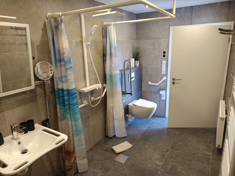 Barrierefreies Badezimmer mit Dusche und WC in Ferienwohnung.