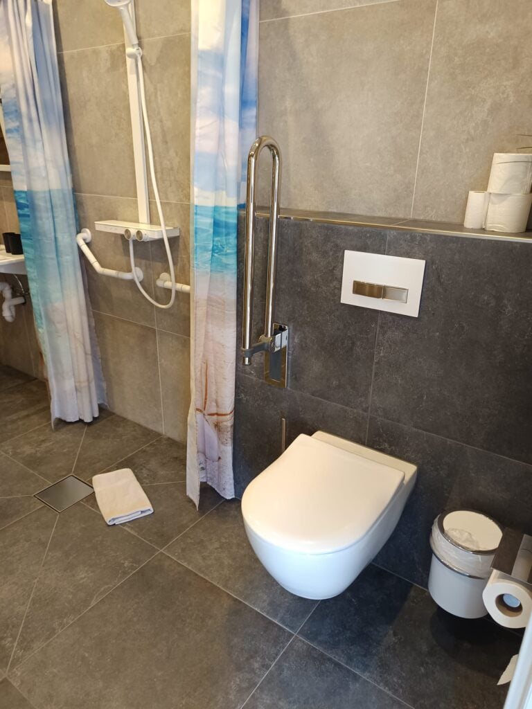 Modernes barrierefreies Badezimmer mit Dusche und WC in Ferienwohnung Brak.