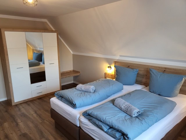 Ferienwohnung im Dachgeschoss mit komfortablen Betten und moderner Einrichtung in Brake. Perfekt für.