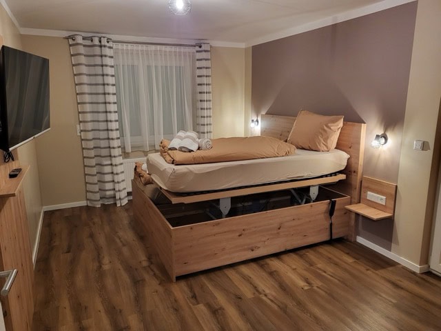 Komfortables Schlafzimmer mit Doppelbett, moderner Einrichtung und Blick auf den Innenraum.