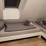 Schlafzimmer mit Tageslicht, bequeme Matratze und praktische Einrichtung in Ferienwohnung Brak.