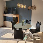 Gemütlicher Essbereich in Ferienwohnung Brake mit modernem Design.