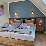 Gemütliches Schlafzimmer mit Doppelbett, stilvoller Einrichtung und angenehmer Beleuchtung in einer.