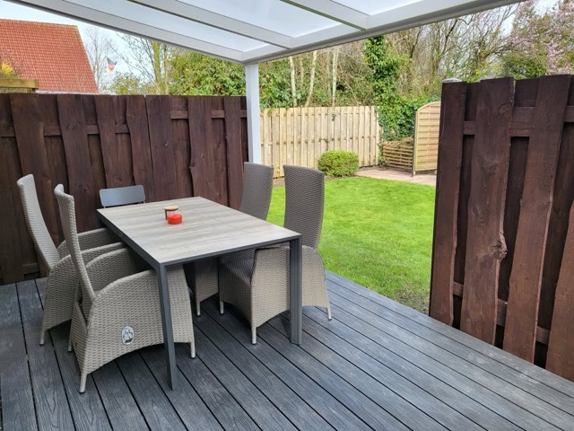 Gemütlicher Außenbereich mit Gartenmöbeln für entspannte Stunden im Ferienhaus Brak.