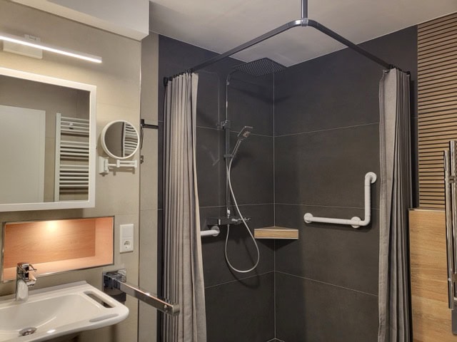 Barrierefreie Ferienwohnung mit modernem Bad und Dusche in Brake.