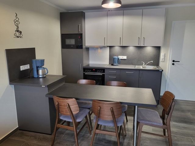 Gemütliche Küche mit Esstisch und Sitzgelegenheiten.