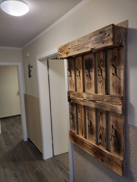 Rustikale Holz-Garderobe im Flur, praktische Aufbewahrung für Jacken und Schlüssel.