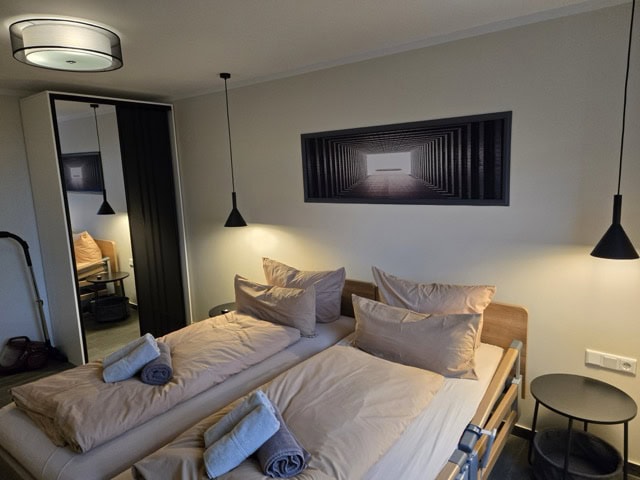 Gemütliches Schlafzimmer in Ferienwohnung Brak mit Doppelbett und moderner Einrichtung.