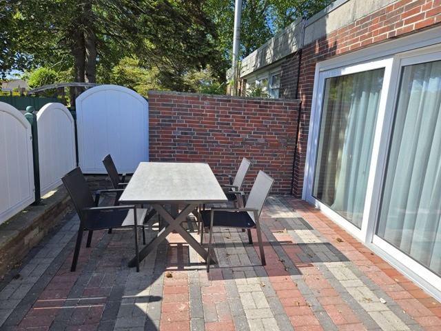 Außenbereich mit Terrasse, Gartenmöbeln und Blick auf den Garten in der Ferienwohnung Brak.