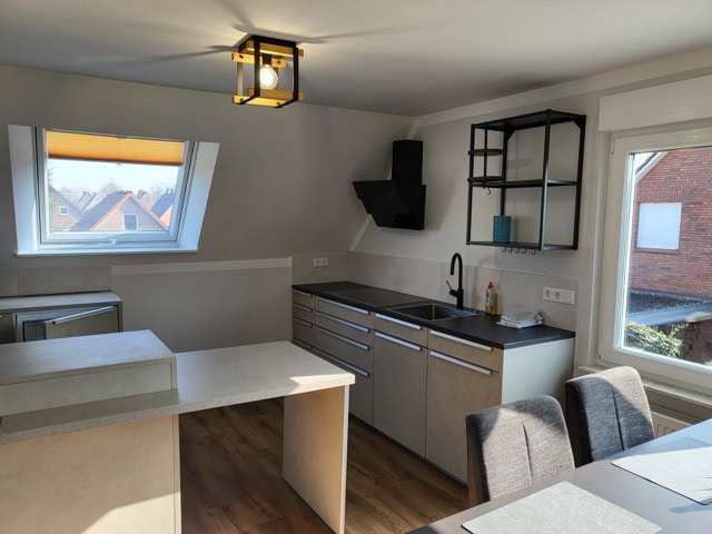 Moderne Ferienwohnung in Brake mit voll ausgestatteter Küche und gemütlichem Essbereich.