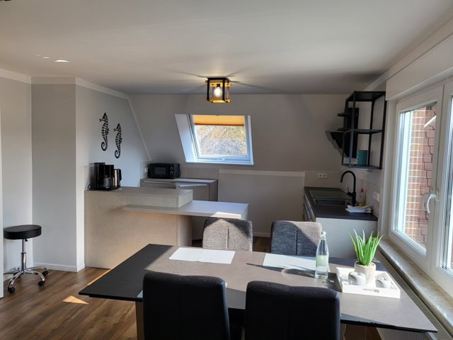 Ferienwohnung Brake mit komfortabler Ausstattung, ideal für Familien und Paare, in ruhiger Lage nahe.