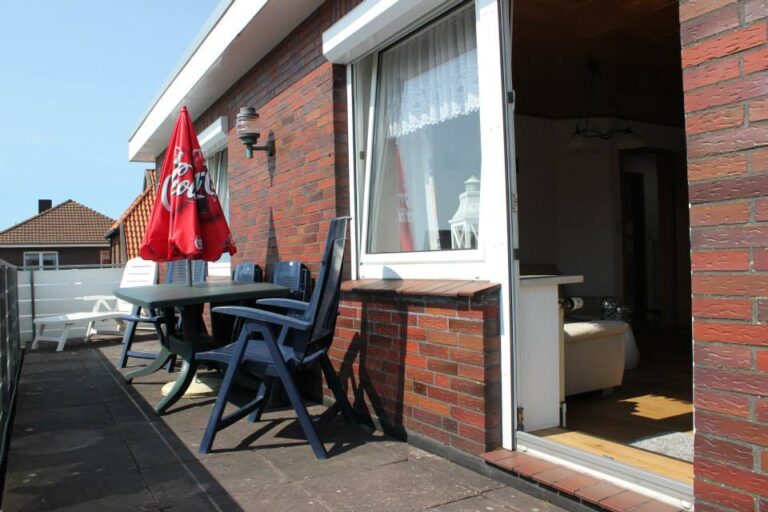 Ferienwohnung Brak mit Terrasse, Meerblick und komfortabler Ausstattung in Brake. Perfekt für einen.